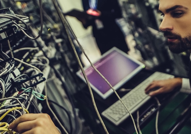 CAT6A vs CAT7 vs CAT8 – mikä kaapeli ammattikäyttöön 2025?