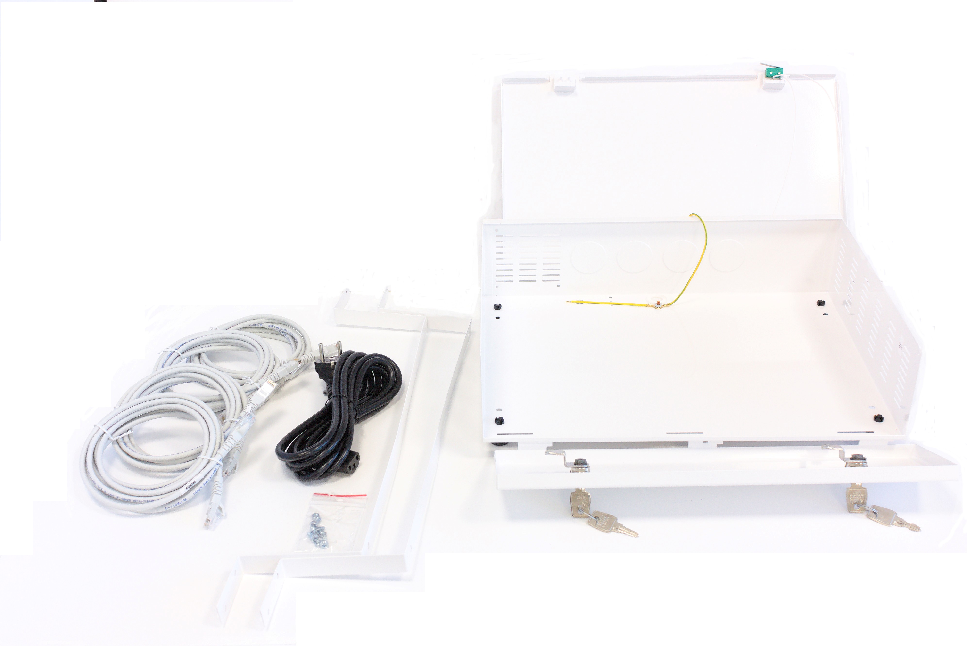  Laitekotelo+raudat, Schuko 3m--C13 kulma + 4xCat6UTP 3m