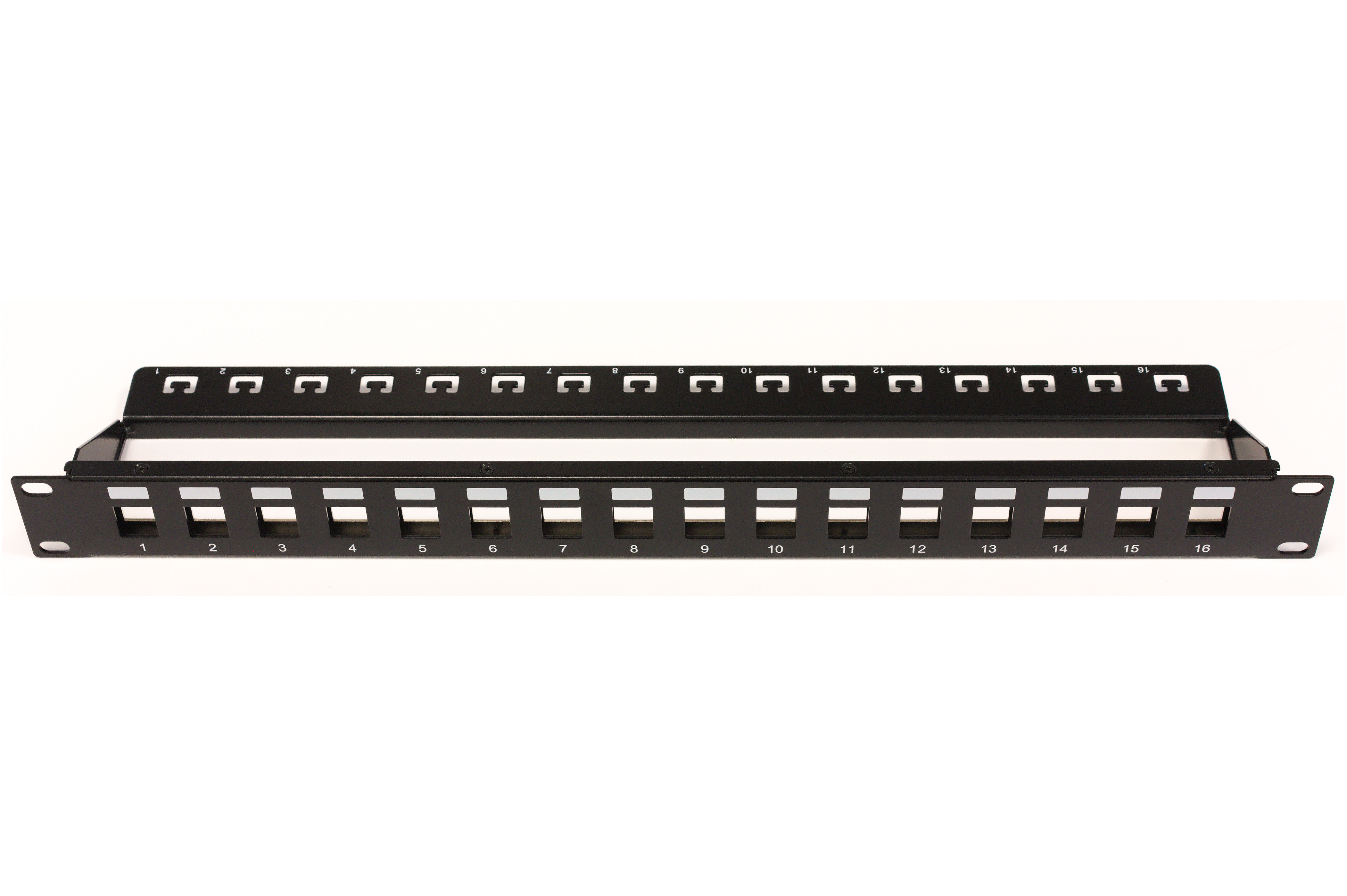 BCC Solutions 19" 16P paneeli maadoituksella